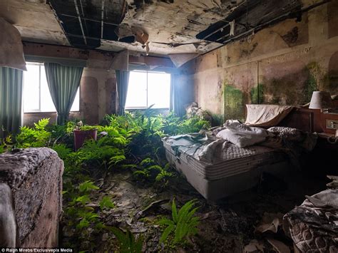 Haunting images of an abandoned luxury hotel in Japan - WSTale.com