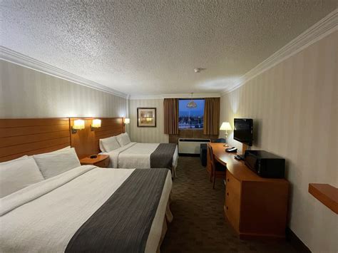 Hotel Rooms Calgary | Glenmore Inn & Convention Centre