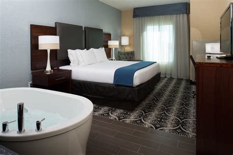 MISSOURI JACUZZI HOTELS: Kansas City + St Louis Hot Tub Suites