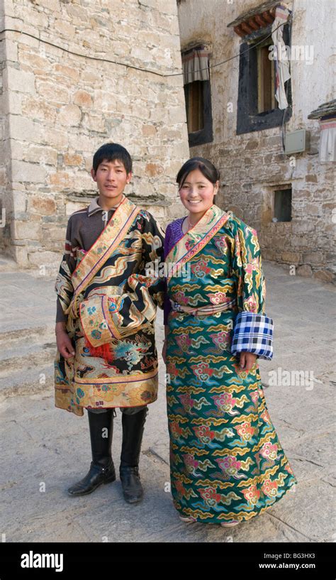 A young Tibetan couple dressed up in traditional Tibetan dress visit Stock Photo: 27124779 - Alamy