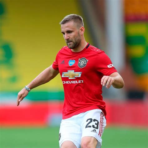 Luke Shaw : Luke Shaw Defends Manchester United Fan Who Threw Green And ...