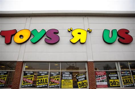 Toys ‘R’ Us is turning away gift cards, shoppers say