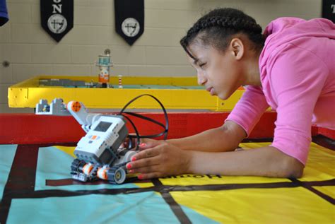 File:US Navy 100727-N-4304M-001 A student at a science, technology ...