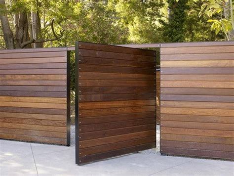 10+ Modern Wooden Fence Designs – DECOOMO