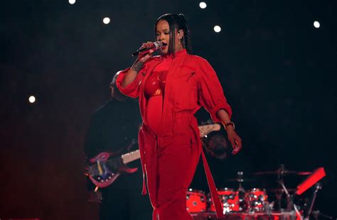 Rihanna pregnant at Super Bowl: Singer confirms she is pregnant with second child - CBS New York