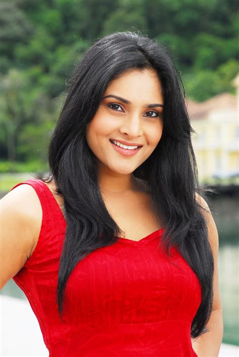 Actress Divya Spandana hot in KichaLATEST TELUGU