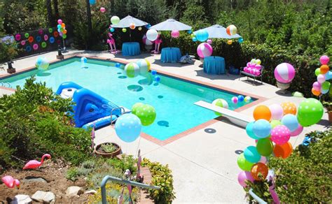 Piscina decorada para un evento festivo. | Pool birthday, Pool party ...