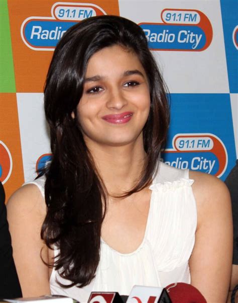 Alia Bhatt Giving A Smile - Desi Comments