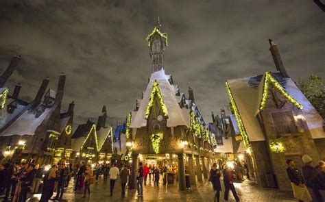 Christmas Comes to The Wizarding World of Harry Potter and It's Just as ...