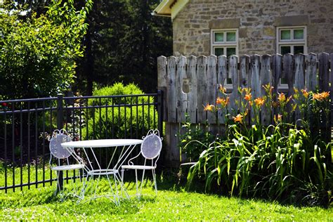 23 Simple Fence Line Landscaping Ideas