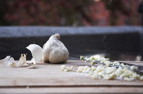 A Garlic Mincing Trick - GeorgiaPellegrini.com