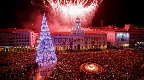 Campanadas de Nochevieja en la Puerta del Sol: Emoción y color para dar ...