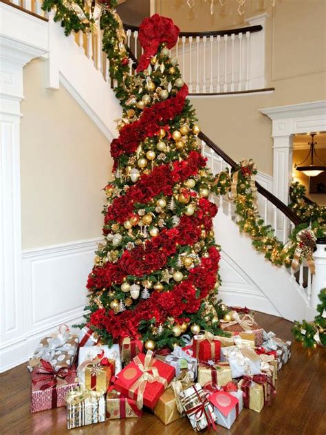 26 Whimsical Floral Christmas Tree Decor Ideas - DigsDigs