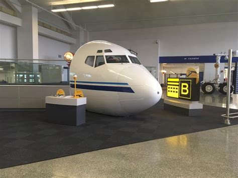 Boeing 727 Cockpit Displayed in Syracuse Airport Terminal - Urban ...