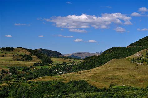 Imagen gratis: paisaje, montaña, colina, cielo azul, naturaleza, al aire libre, hierba, cielo