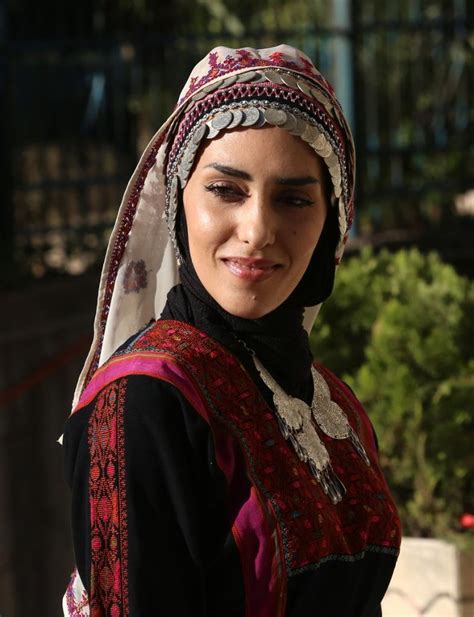 Mideast in Pictures: Palestinian models display traditional dresses-Xinhua