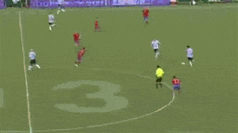 26 GIFs That Prove Lionel Messi Is A God