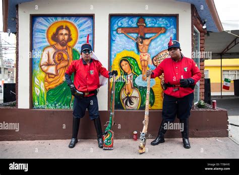 Mexiko Stadt, Mexico. 05th May, 2019. Two men in uniforms stand in ...