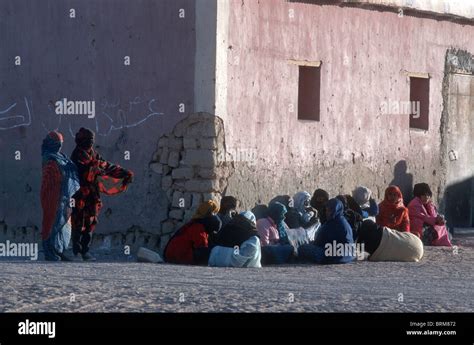 WESTERN SAHARA. REFUGEE WOMEN AND CHILDREN WAITING FOR A BUS AT SMARA ...