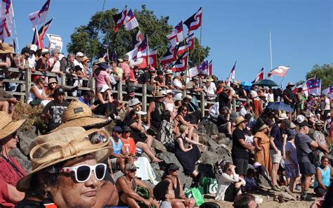 Waitangi Day 2024: Thousands of visitors, one clear message | RNZ News