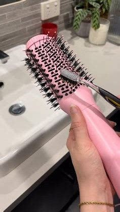 HOW TO CLEAN YOUR BLOW DRY BRUSH