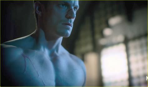 Joel Kinnaman's Abs Are Ripped to Shreds in 'Altered Carbon' Trailer ...