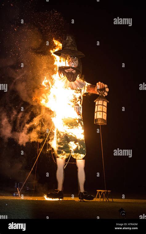 Edenbridge, UK. 5th November, 2016. An effigy of Guy Fawkes is burnt at the Edenbridge Firework ...