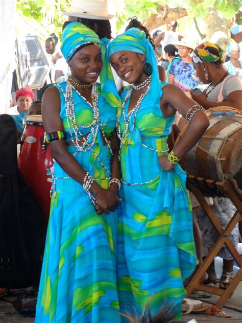 Garifuna-Dancers Honduras | Latina women, Culture clothing, Women