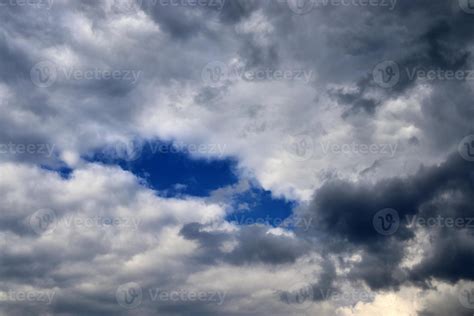 Stunning dark cloud formations right before a thunderstorm 10770608 ...