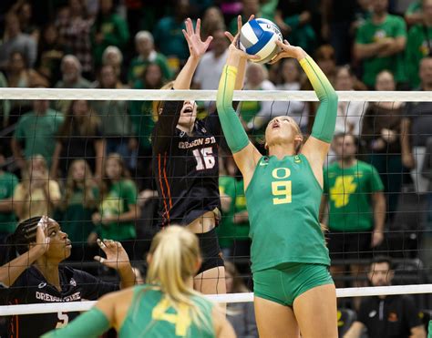 Oregon volleyball defeats Oregon State in straight sets