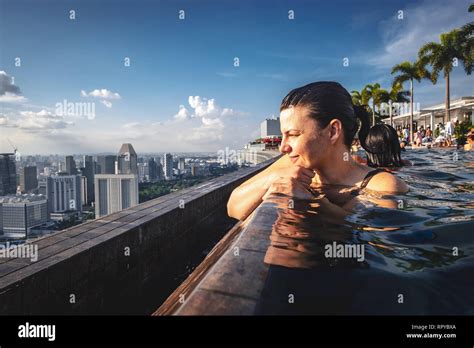 The wonderful rooftop infinity pool in Singapore Stock Photo - Alamy