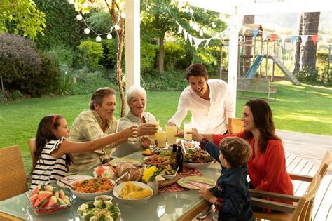 Family eating outside together | Imagenes feliz cumpleaños cristianas, Imagenes de felicidad ...