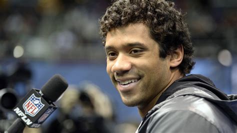 Smiley Russell Wilson In Blur Background HD Seattle Seahawks Wallpapers ...