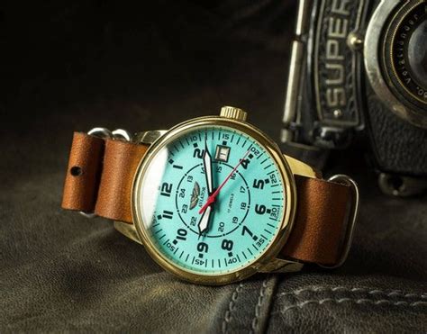 Op deze link vindt u veel interessante horloges: https://www.etsy.com/shop/SovietHouse ...