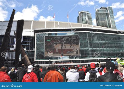 Toronto Raptors fans editorial stock image. Image of facade - 42543139