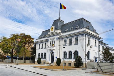 Pitesti City Hall in the City Center of Pitesti Stock Photo - Image of autumn, waving: 199913056