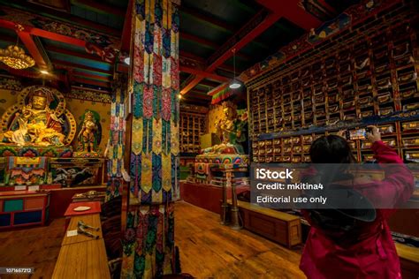 Traveller At Khumjung Village Visit The Yeti Skull At Khumjung Monastery In Namche Bazaar ...