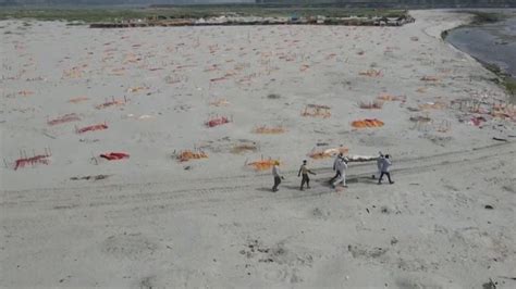 COVID-19: Mass graves on the banks of the River Ganges in India | World ...