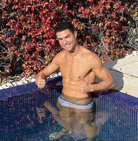 PsBattle: Ronaldo in a pool : r/photoshopbattles