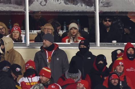 Taylor Swift attends Chiefs-Dolphins game with Travis Kelce’s mom while ...