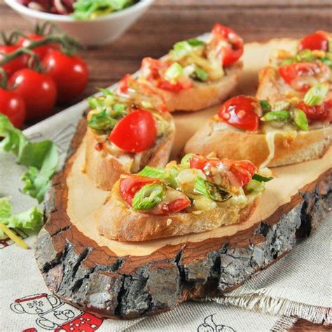 Toast with cheese and spicy tomatoes (in Spanish with translator) | Food, Spicy dishes, Food blog