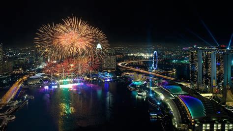 Fireworks over Marina Bay on Chinese New Year, Singapore | Windows 10 Spotlight Images