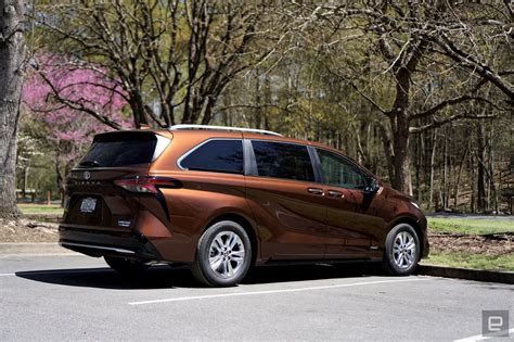 Toyota's 2021 Sienna hybrid proves minivans can be fun, not just ...