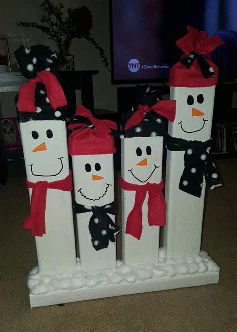 Cute and easy snowman family, made from a 2x4 board. #Woodensnowmen | Christmas crafts ...