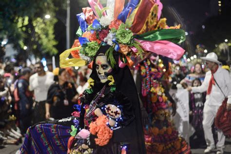 Día de los Muertos Mexican tradition honors dead: what it means