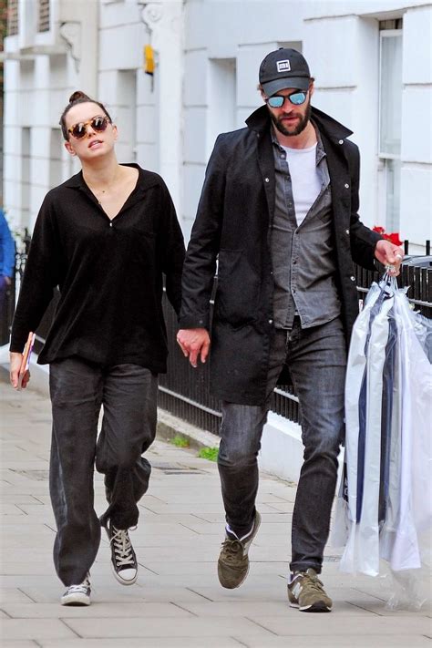 daisy ridley and boyfriend tom bateman enjoys a romantic stroll around primrose hill in london ...