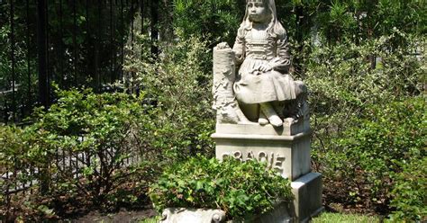 Take a Walk on the Ghostly Side With a Cemetery Tour Near You