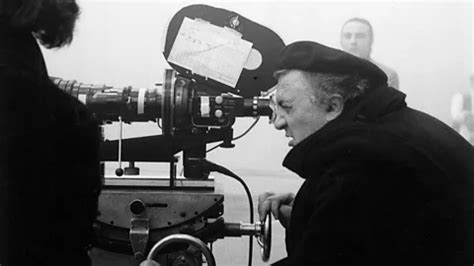 What makes Federico Fellini ‘the maestro’ of Italian cinema?