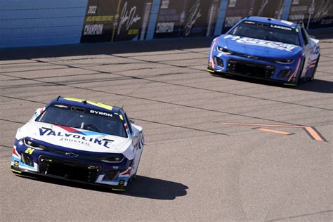 William Byron wins 2nd straight NASCAR Cup race, beats Kyle Larson at Phoenix