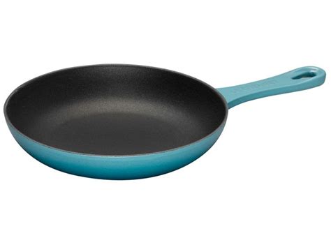 Classic Cast Iron Omelette Pans - Le Creuset | Omelette pan, Cast iron, Omelette